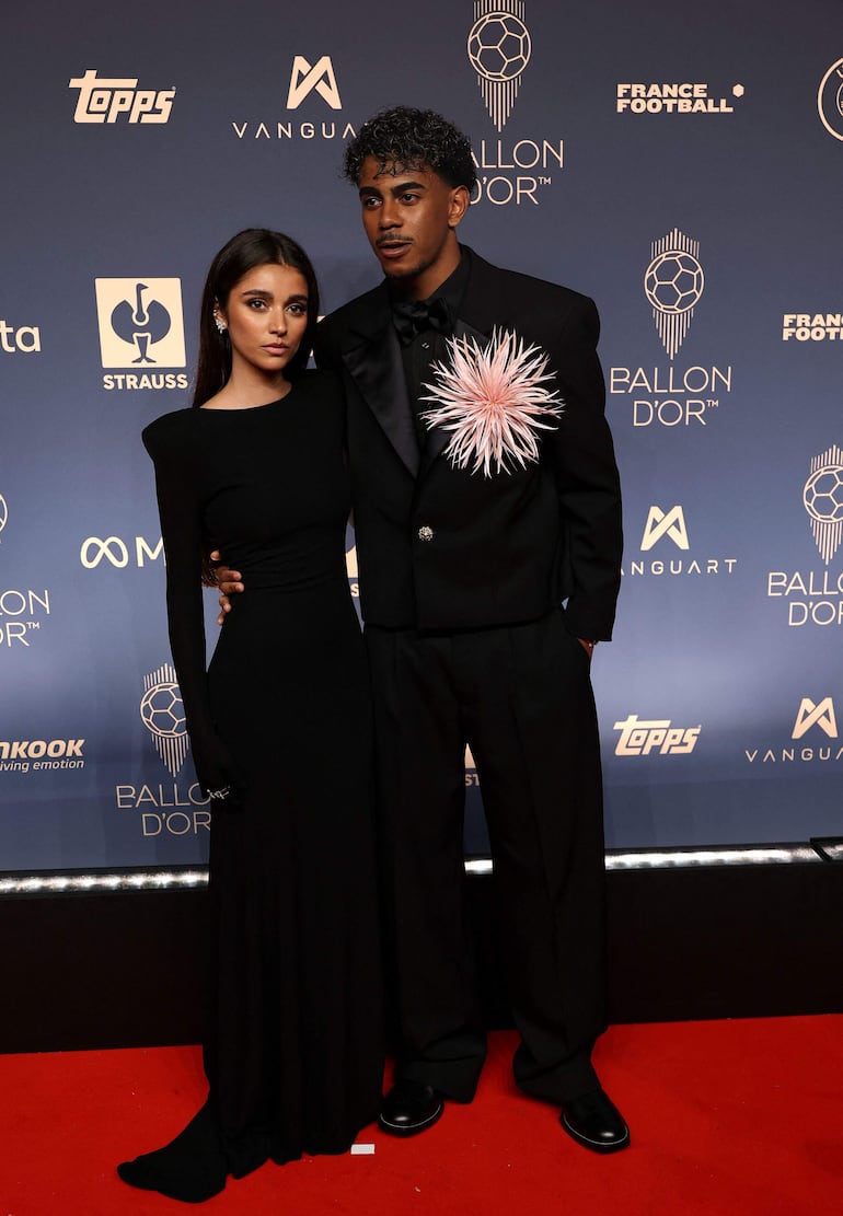 El delantero de la selección española y del Barcelona, ​​Lamine Yamal, y su novia, Inés García, a su llegada a la ceremonia de entrega del Balón de Oro de France Football. (FRANCK FIFE / AFP)