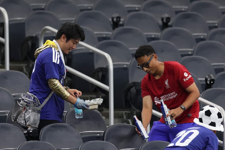 Aficionados de Japón recogen la basura en las gradas durante el partido del Grupo F de la Copa Mundial de la FIFA 2026 entre Países Bajos y Japón en el Dallas Stadium en Arlington, Texas.
