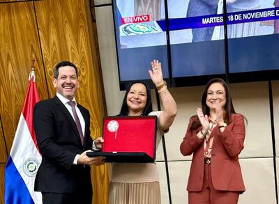 La destacada artista Perla fue reconocida con el Premio Emiliano R. Fernández por su invaluable aporte a la cultura paraguaya.