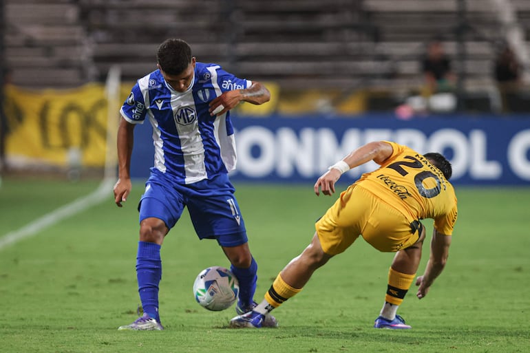 Alexandro Maidana (d), futbolista de Guaraní, disputa el balón en un partido frente a Juventud de las Piedras por la ida de la Fase 2 de la Copa Libertadores 2026 en el estadio Parque Viera, en Montevideo, Uruguay.