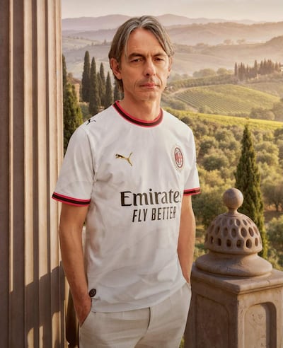 El Milan presentó este martes su nueva equipación visitante para la próxima temporada, con la figura de Filippo Inzaghi, una camiseta blanca, "el color de las ocasiones especiales", que incorpora el lema "Después de Estambul, siempre está Atenas", en alusión a dos finales de la Liga de Campeones que marcaron la historia 'rossonera'.