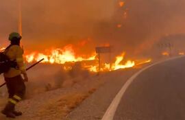 Un potente incendio que se expandió a toda velocidad en la provincia de Almería, en el turístico sur de España, causó la muerte de 12 personas .