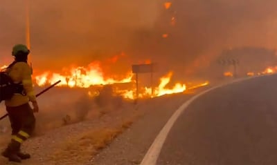 Un potente incendio que se expandió a toda velocidad en la provincia de Almería, en el turístico sur de España, causó la muerte de 12 personas .