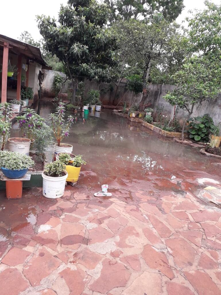 El patio quedó "regado" de agua servida de la Essap.
