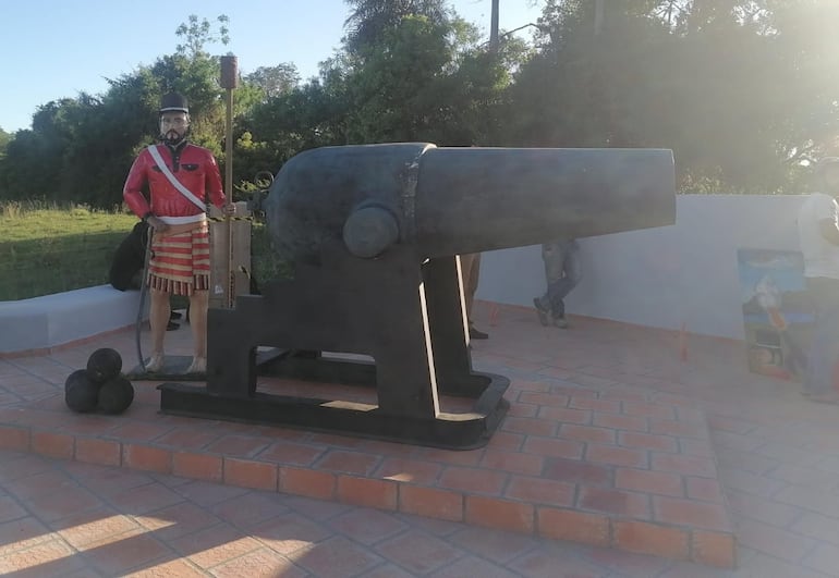 Réplica del cañón cristiano de Humaitá que fue robado por el ejército de Brasil durante la guerra de la Triple Alianza.