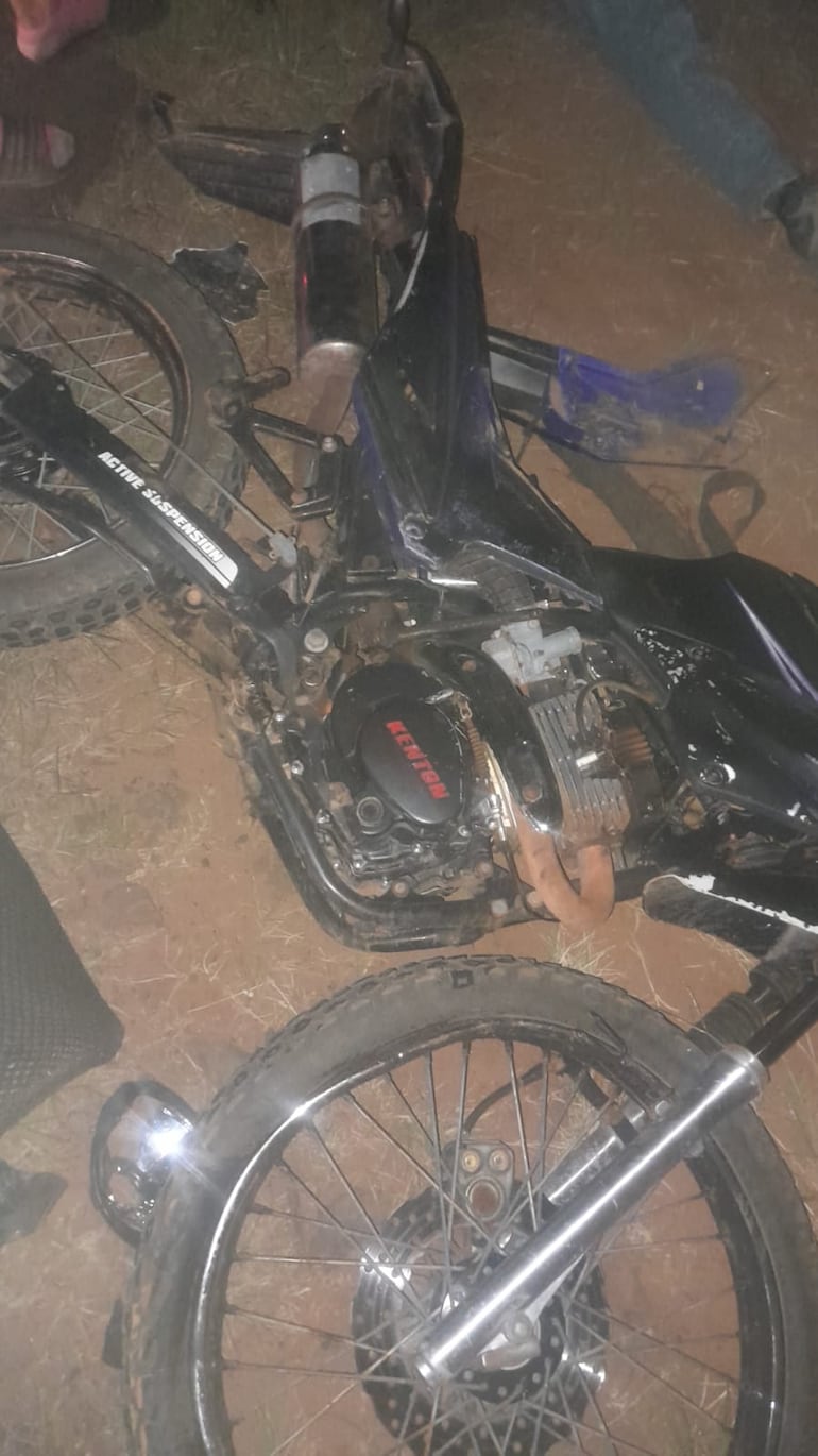 La motocicleta en el que se desplazaba el motociclista quien resultó herido, Celso Brítez Carballo.