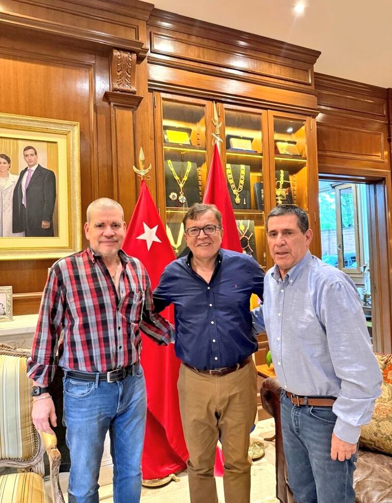 Reunión realizada en la vivienda de Cartes entre Nicanor Duarte Frutos, Antonio Barrios y Horacio Cartes.