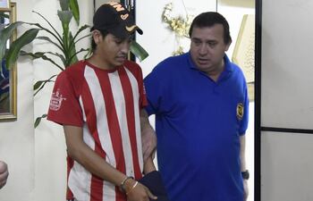 el-crio-tomas-paredes-palma-d-conduce-al-sospechoso-jose-luis-chamorro-irala-alias-juanchi-a-una-celda-de-investigaciones--205801000000-1384963.jpg