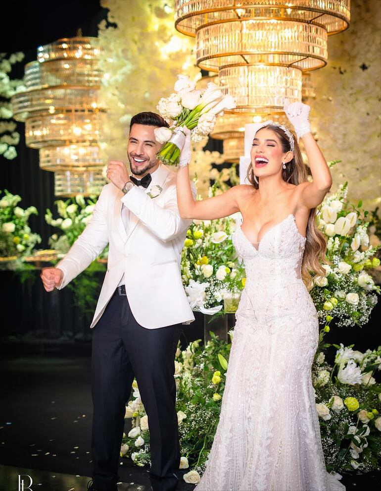 Una imagen que muestra toda la felicidad de Betha Borba y Jorge Escobar tras jurarse amor eterno ante Dios. (Instagram/Reflejos - Cobertura de eventos)