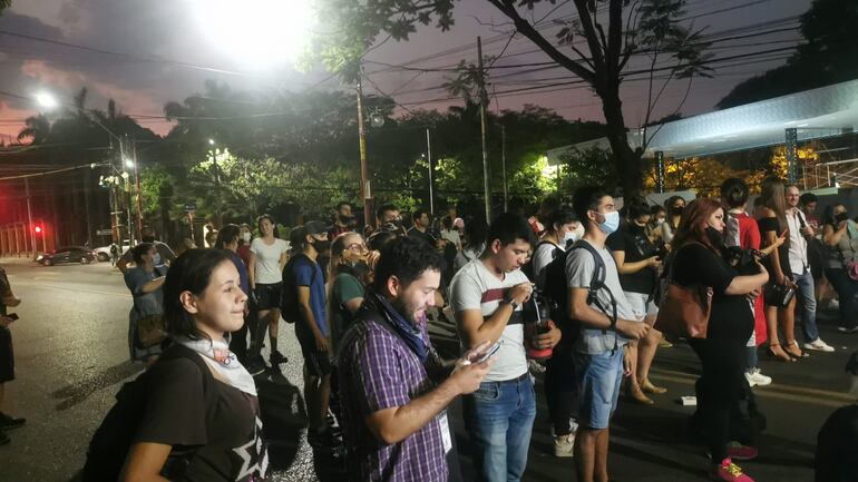 Autoconvocados se manifiestan contra la inseguridad.