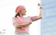 Mujer que superó el cáncer de mama hace fuerza con el brazo.