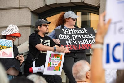 Manifestantes protestan hoy contra ICE en Providence, Rhode Island.