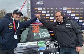 Diego Domínguez Bejarano, festeja con su padre Diego Domínguez Stroessner, el título de campeón mundial de la WRC3, al final de una emocionante y sensacional jornada en Chile.