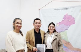 El director de la 12 Región Sanitaria, doctor Jorge Espinola presentó en la fecha a la doctora Laura Bobadilla, cardióloga, que atenderá de ahora en más en el Hospital Regional de Pilar.
