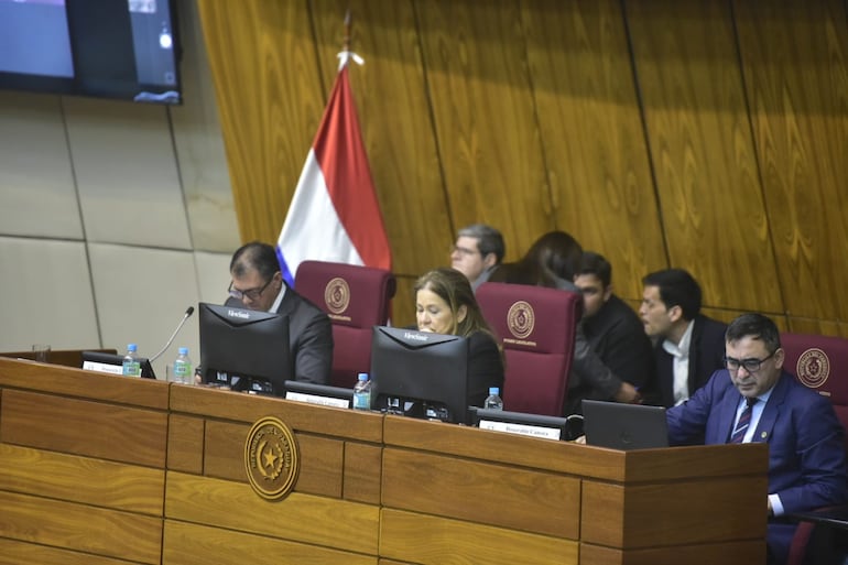 El ministro del MAG, Carlos Giménez, la presidenta de la CBP, Cristina Villaba y el director de la CBP, Ramón Duette.