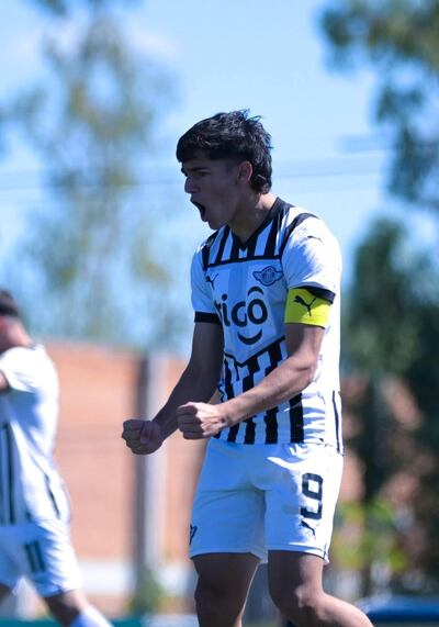 Ever López, de Libertad, es el goleador de la categoría y del torneo, en esta jornada marcó un hat-trick