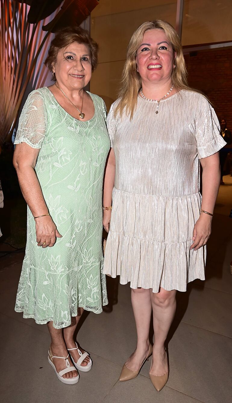 Carmen Salinas y Julia López de Otazú.