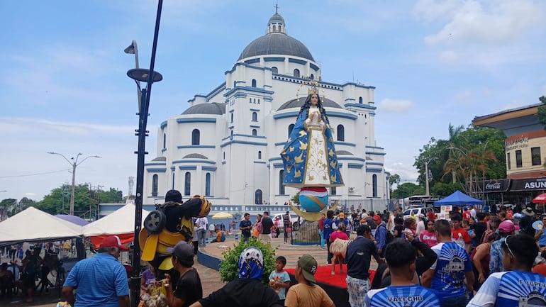 Miles de personas llegan a Caacupé en la víspera de la Inmaculada Concepción María.