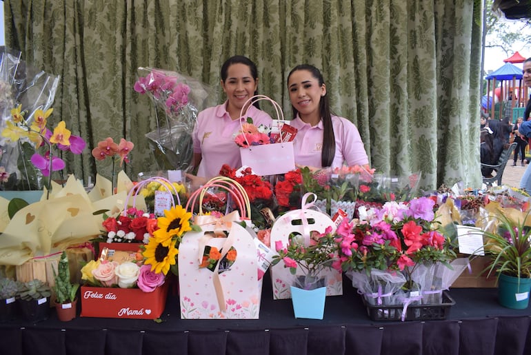 La emprendedora Mónica Kulman, junto a su hija Fiorela Ramírez, en la feria de emprendedores en la plaza General Eduvigis Díaz de Carapeguá.
