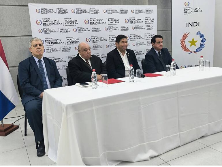 De izquierda a derecha. El ministro del Interior, Enrique Riera, el nuevo presidente del Indi, Hugo Samaniego, el saliente, Juan Benegas y el jefe de gabinete del Ministerio educativo, Aníbal Zapattinni, durante el traspaso de mando en el local del MEC.