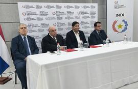 De izquierda a derecha. El ministro del Interior, Enrique Riera, el nuevo presidente del Indi, Hugo Samaniego, el saliente, Juan Benegas y el jefe de gabinete del Ministerio educativo, Aníbal Zapattinni, durante el traspaso de mando en el local del MEC.