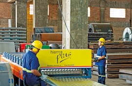 Servicios de corte, plegado, pantógrafo y cilindrado agregan valor a cada pedido.