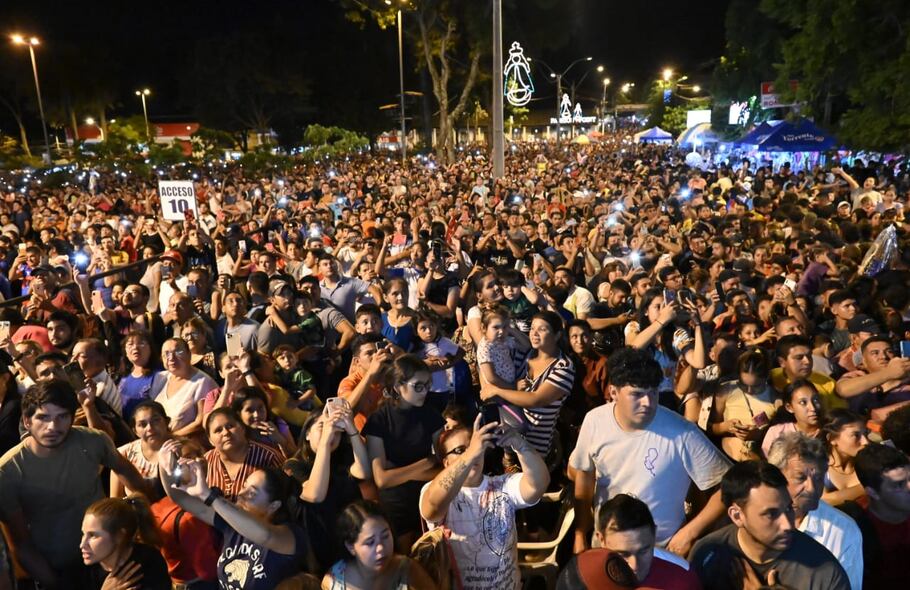 Miles de fieles se congregaron en la explanada de la basílica de Caacupé para celebrar el Día de la Virgen.