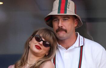 Taylor Swift y Travis Kelce hicieron una gran donación que alcanzó a más de 20 organizaciones benéficas. (CHARLY TRIBALLEAU / AFP)