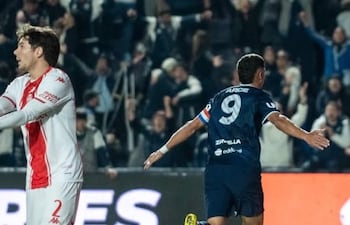 El delantero paraguayo Álex Adrián Arce Barrios (31 años) sale a festejar su anotación en el triunfo de Independiente Rivadavia sobre Huracán.