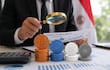 La discusión no debe limitarse a la potestad tributaria del fisco, sino que debe considerar qué información se recopila, con qué finalidad y durante cuánto tiempo puede ser conservada, afirmó el abogado y especialista en crypto compliance. (Imagen generada con IA).