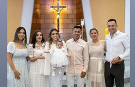 La dulce Kerly Antonella con sus papis, Karimi Chávez y Derlis González, y sus padrinos.