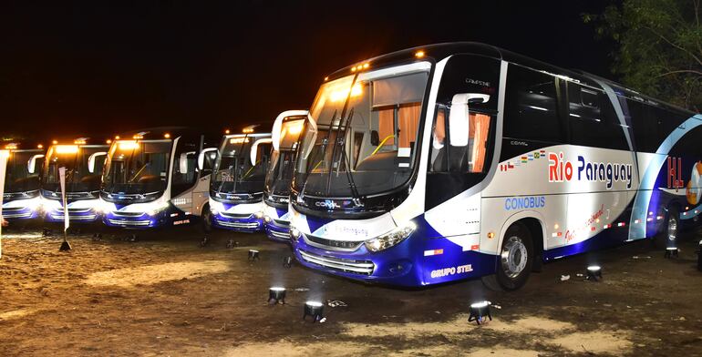 Parte de la moderna flota de ómnibus que fue presentada por Stel Turismo, en su aniversario número 30.