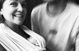 Natalia Lafourcade con su recién nacido.