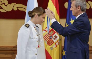 La princesa Leonor recibe de manos del presidente gallego, Alfonso Rueda, la Medalla de Oro de Galicia.