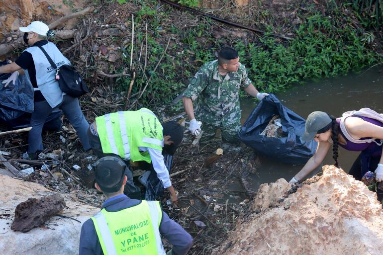 Una gran cantidad de basura fue extraída del arroyo Ypané del distrito homónimo.