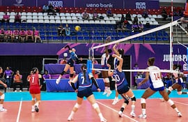 El equipo femenino de vóley pista juega hoy por puestos finales.