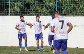 Francisco López festeja con sus compañeros el tanto ganador del 3 de Noviembre del Barrio San Pablo, que derrotó en su recinto a General Díaz.