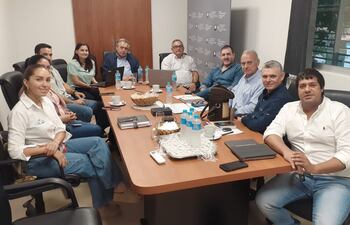 El Dr. José Naranjos, por IICA (en la cabecera); también, aparecen el Dr. Primo Feltes, el Dr. Manuel Barboza y  otros altos jefes del ente.