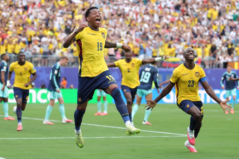 Gonzalo Plata celebra su gol, con el cual Ecuador derrotó a Alemania, que afrontó el duelo con la clasificación asegurada.