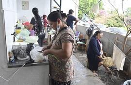 Pequeño espacio destinado a la cocina en el albergue del Hospital Central del IPS.