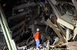 Un rescatista observa los escombros de un edificio derrumbado tras el terremoto que sacudió Caracas el 24 de junio de 2026. Dos sismos de magnitud 7.2 y 7.5 azotaron la misma zona de Venezuela la noche del 24 de junio, provocando el derrumbe de edificios, según el Servicio Geológico de Estados Unidos (USGS) y periodistas de AFP.