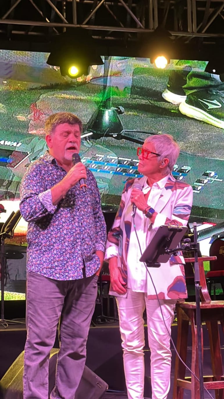 La artista argentina Teresa Parodi cantó junto al cantautor Ricardo Flecha.