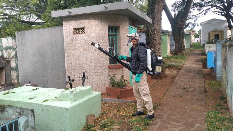 Otro de los puntos estratégicos donde se realiza el rociado es en el camposanto.