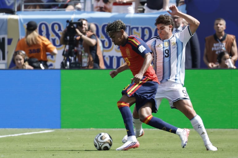 Lamine Yamal (i) de España enfrenta a Julián Álvarez de Argentina este domingo, en la final del Mundial de la FIFA 2026 entre España y Argentina en el estadio MetLife en East Rutherford (NJ, EE.UU.).