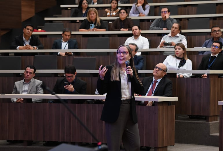 Liliana Caballero, miembro del directorio del BCP presenta la nueva Identidad del SIP en el acto del lanzamiento