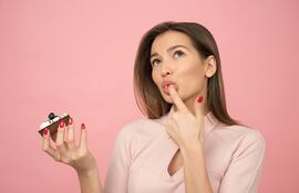 Mujer tomando consciencia del sabor de un producto dulce.