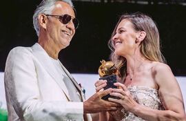 Hilary Swank recibiendo el premio de manos de Andrea Boccelli.