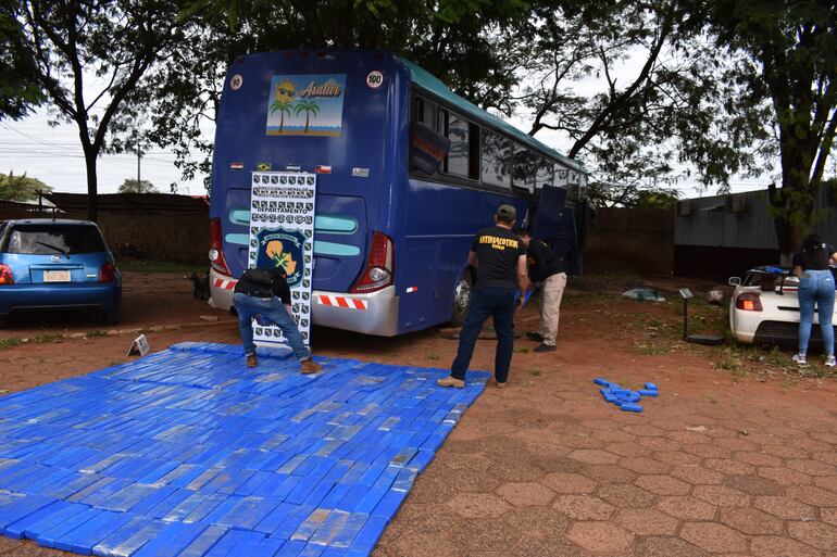 Marihuana hallada en el interior del bus de turismo que salió de Mariano Roque Alonso y tenía como destino la localidad de São Paulo, Brasil.
