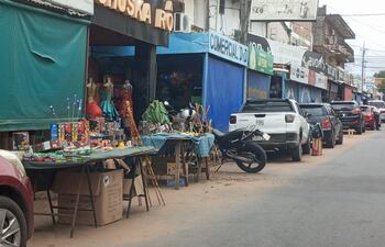 Pese a que esté prohibido sobre la calle Sargento Silva los vendedores colocaron sus puestos de ventas.