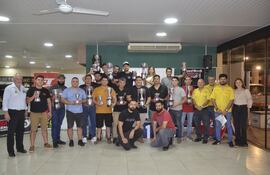 Autoridades del CVAP y los mejores pilotos del 2023, posan con sus trofeos luego de una gran noche de premiación.